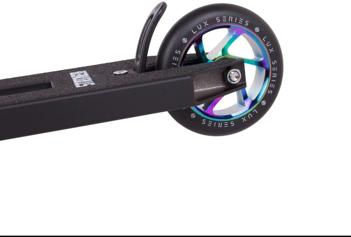 Freestyle koloběžka Striker Essential M Black Rainbow